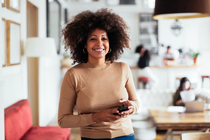 工作区中的女人微笑在客户报价的多样性和包容性指导