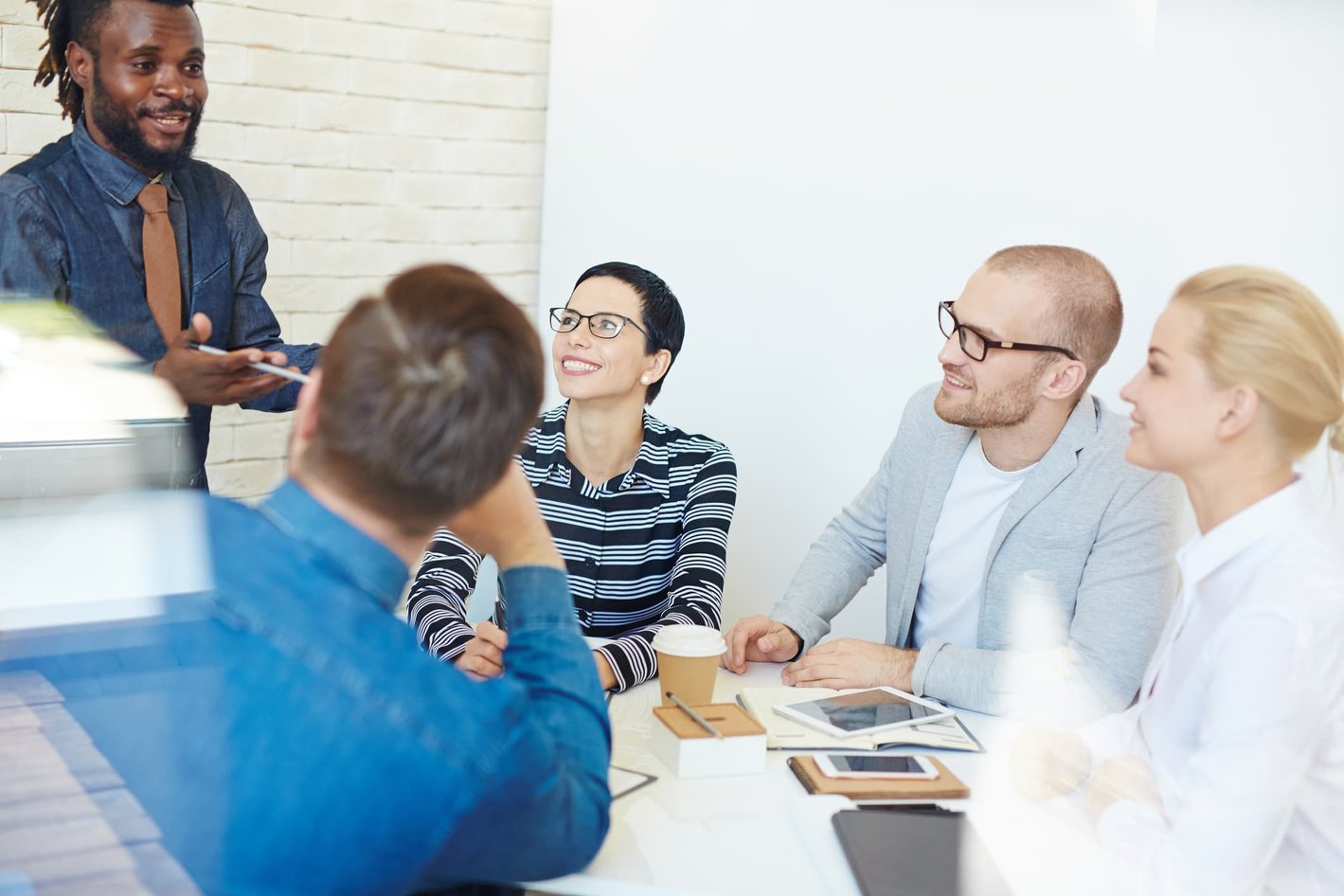 Afro-American-colleague-pitching-idea-to-grouphow-to-pitch-ideas