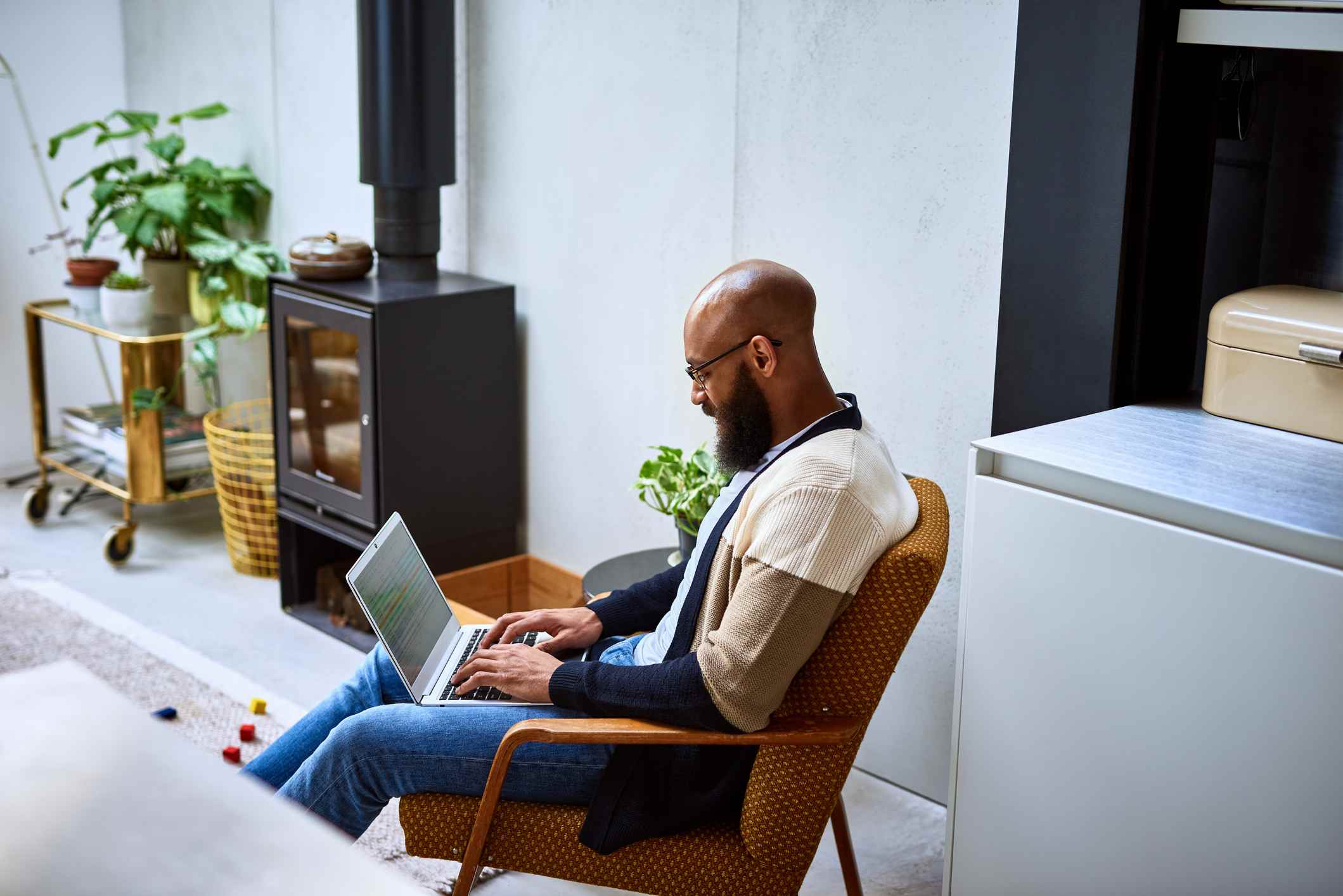 Bearded-man-working-hard-how-motivation-works-in-the-brain