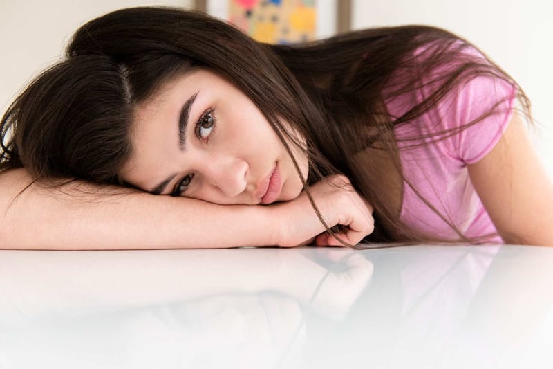 Bored-teenage-girl-resting-her-head-how-to-get-motivated