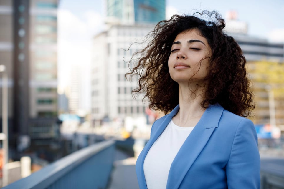 Businesswoman-relaxing-outdoor-mindfulness-vs-meditation