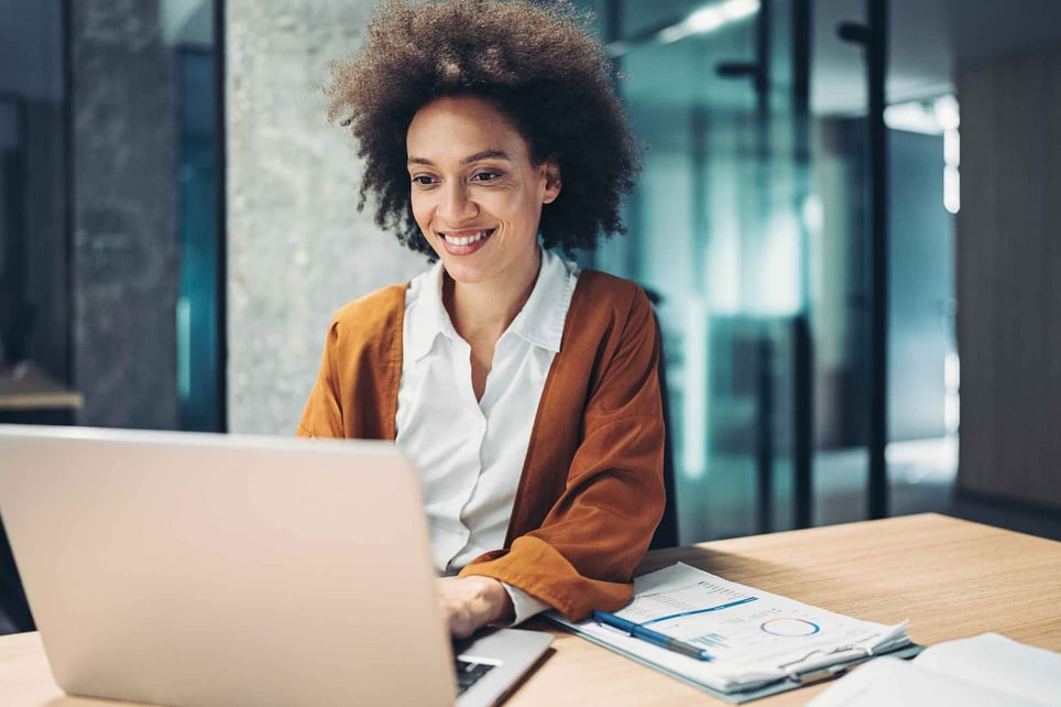 Businesswoman-using-laptop-what-is-gig-work