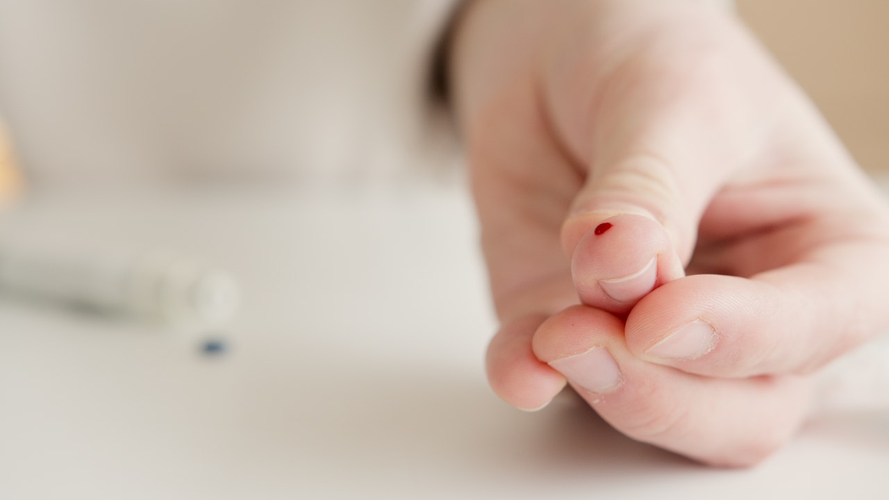 Close-up-of-finger-with-drop-of-blood-after-glucose-tests-exercise-benefits