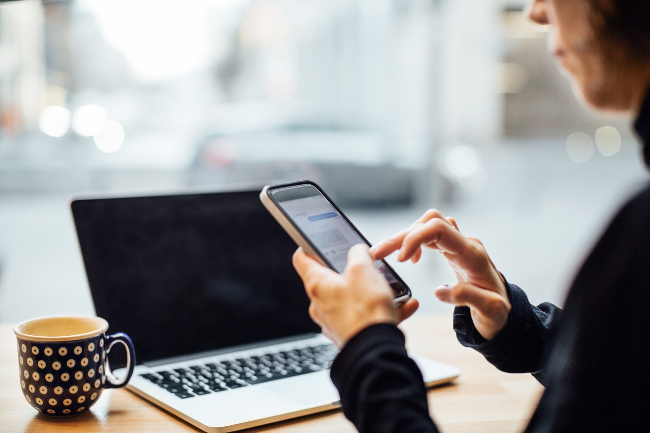 Close-up-of-hands-typing-on-phone-how-to-end-an-email