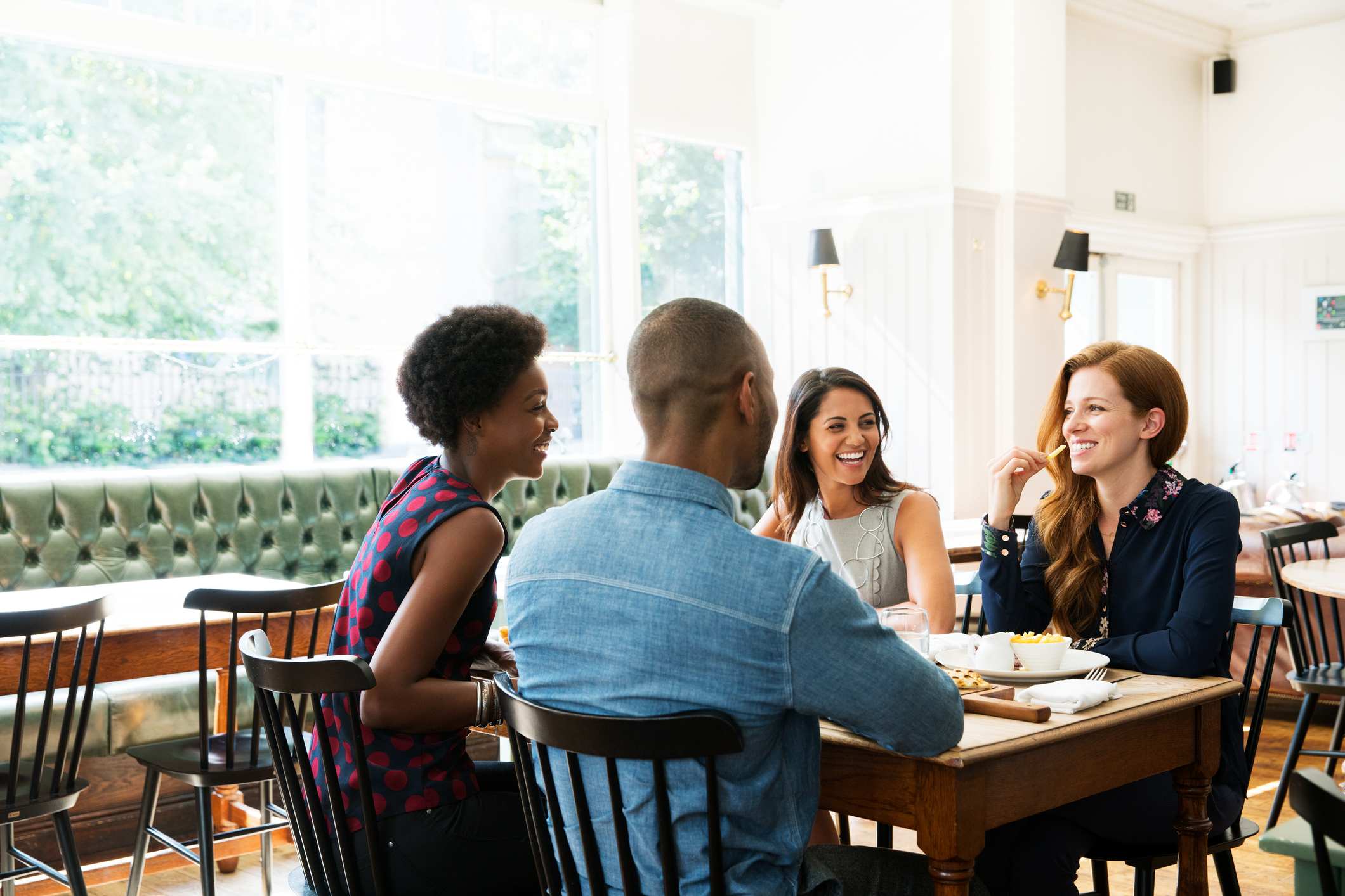 Coworkers-having-lunch-together-networking-plan