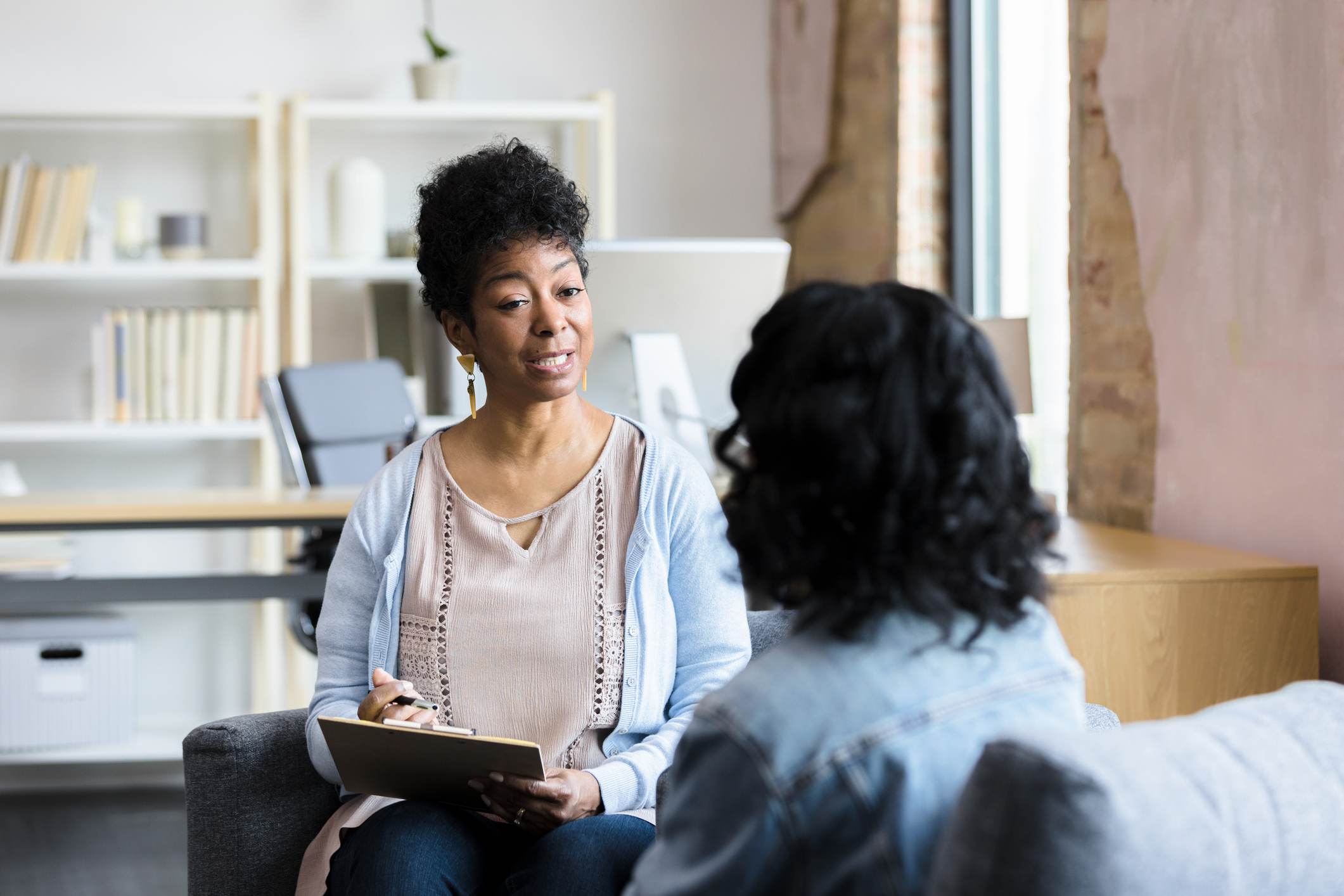 Coworkers-talking-on-one-on-one-meeting-negative-feedback-to-manager-examples
