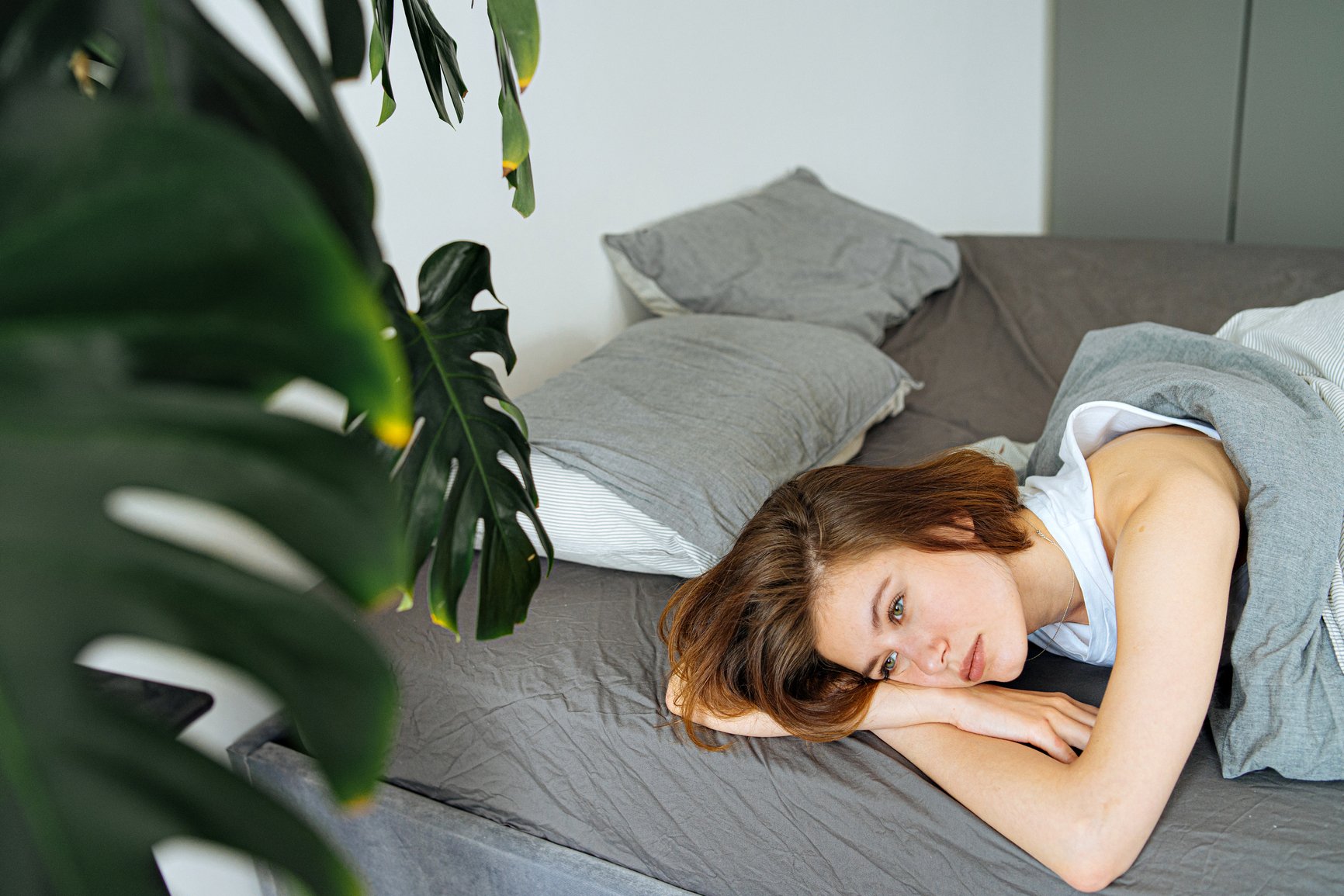 Emotional-Woman-Lies-On-Bed-how-to-forget-the-past