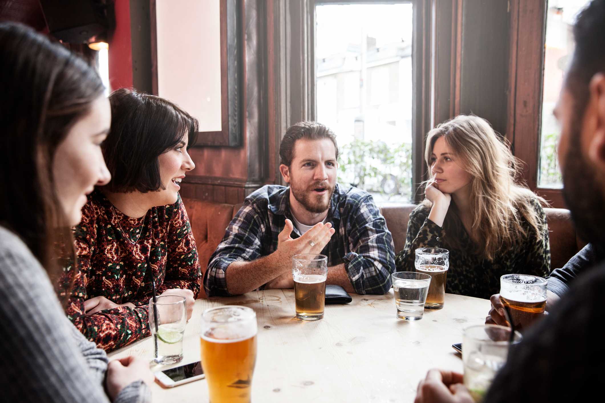 Friends-at-a-pub-chatting-how-to-create-social-goals