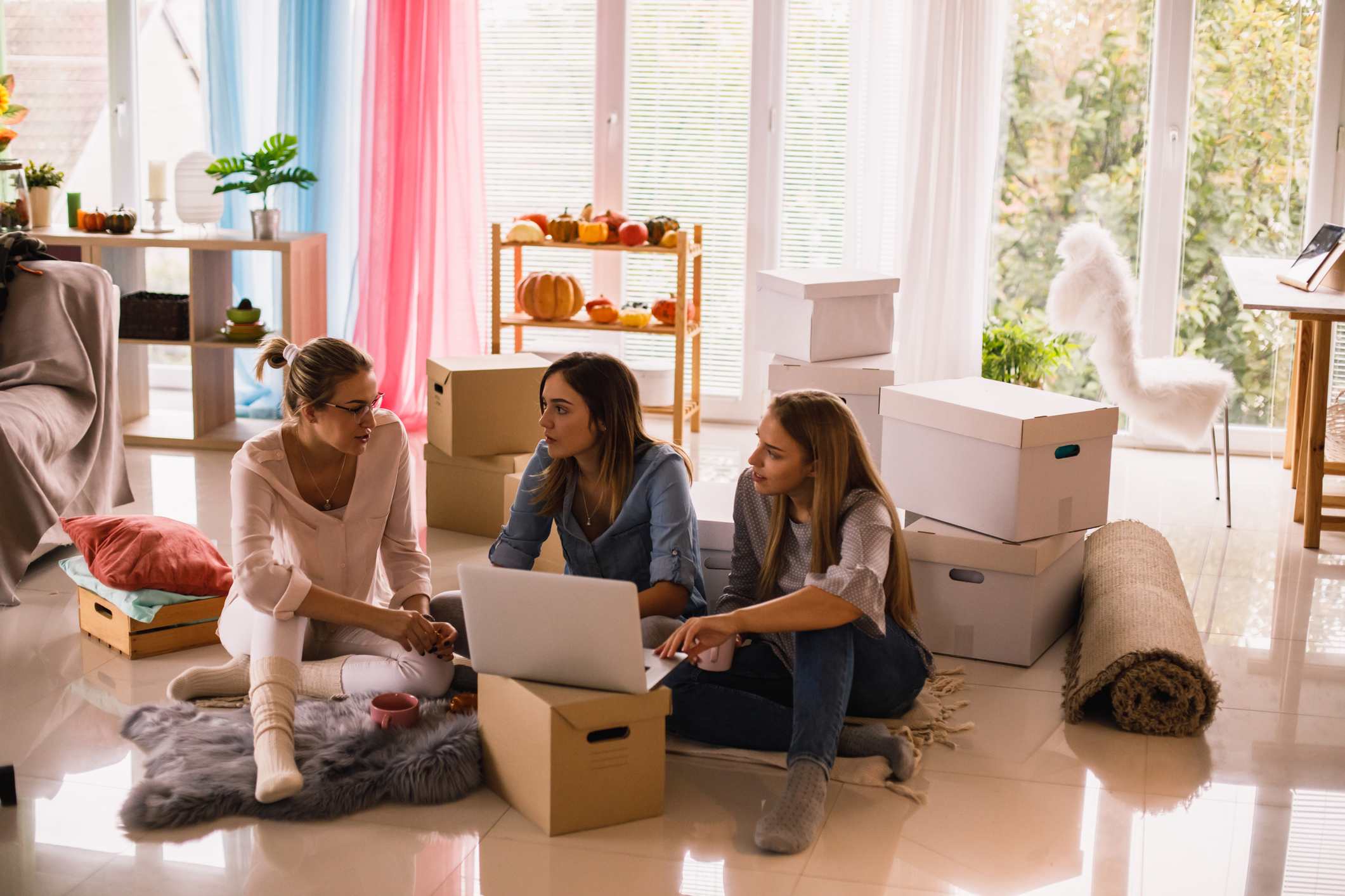 Girlfriends-chatting-taking-a-break-from-moving-what-are-friendship-goals