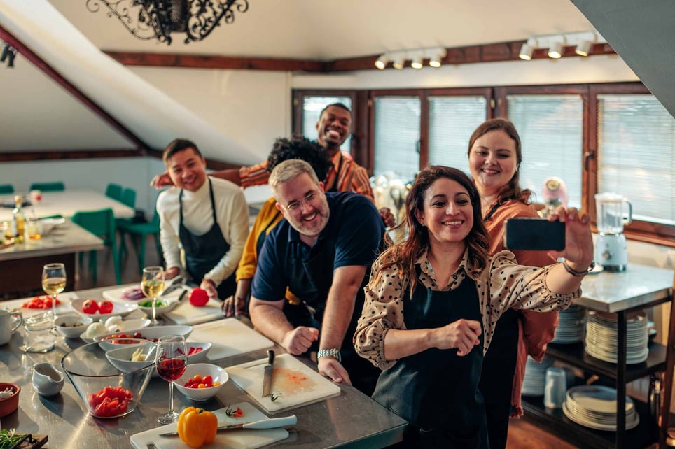 Group-of-friends-at-cooking-class-taking-a-selfie-i-feel-like-i-dont-belonggydF4y2Ba