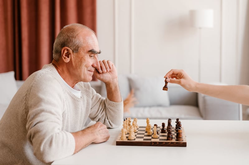 Man-Playing-Chess-Game-With-Anonymous-Partner-At-Home-positive-thinking-benefits