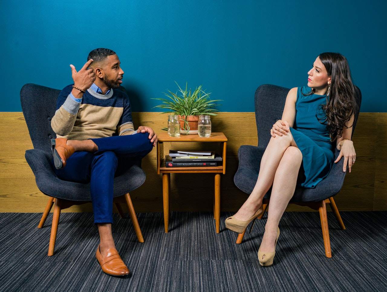 Man-and-woman-talking-sitting-on-chairs-personal-branding