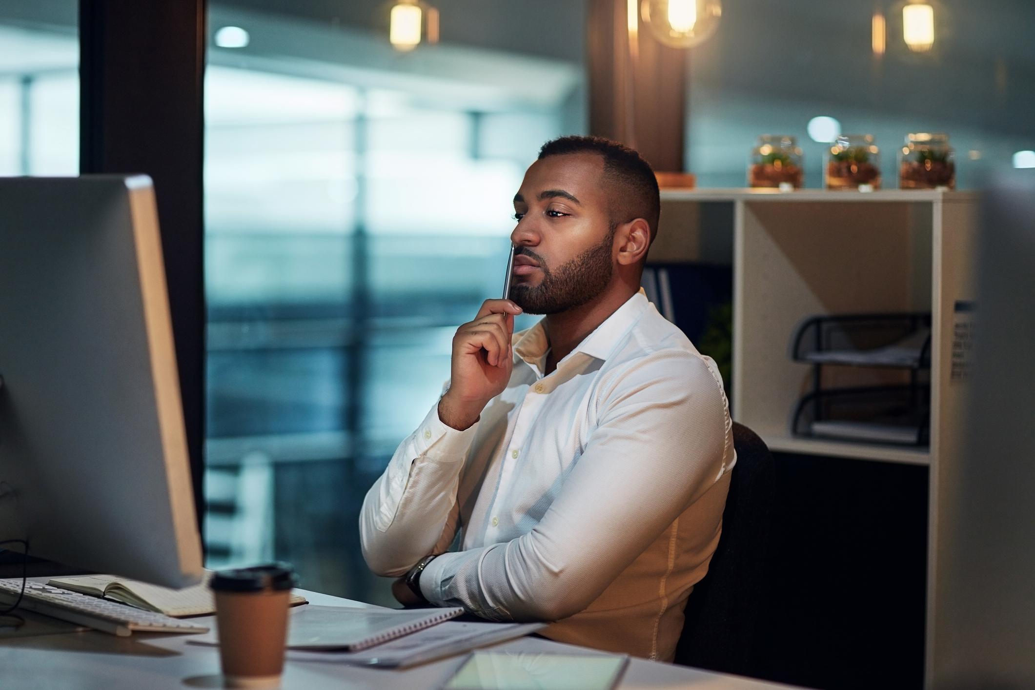 Man-working-late-lacking-focus-how-does-stress-affect-the-body