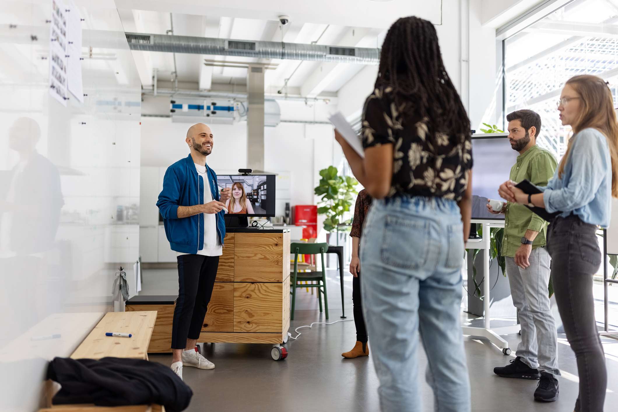 Manager-explaining-something-to-team-decision-making-style