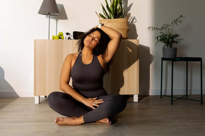 Relaxed-Woman-In-Sportswear-At-Home-how-to-be-present