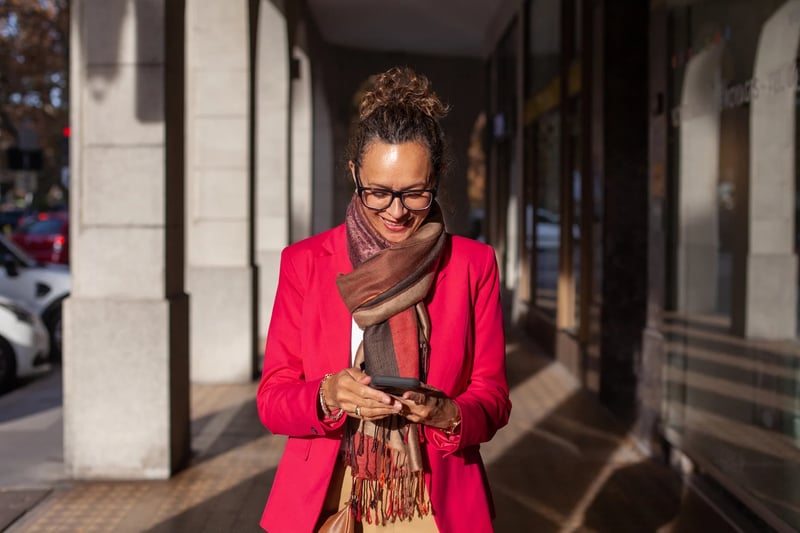 Smiling-Business-Woman-Using-Smartphone-thank-you-to-a-team