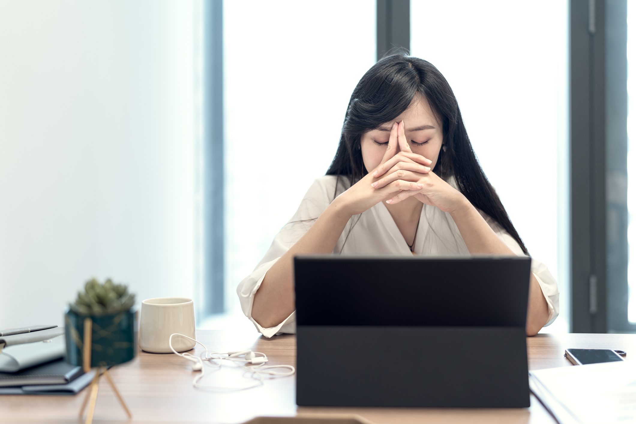 Stressed-businesswoman-in-office-how-does-stress-affect-the-body