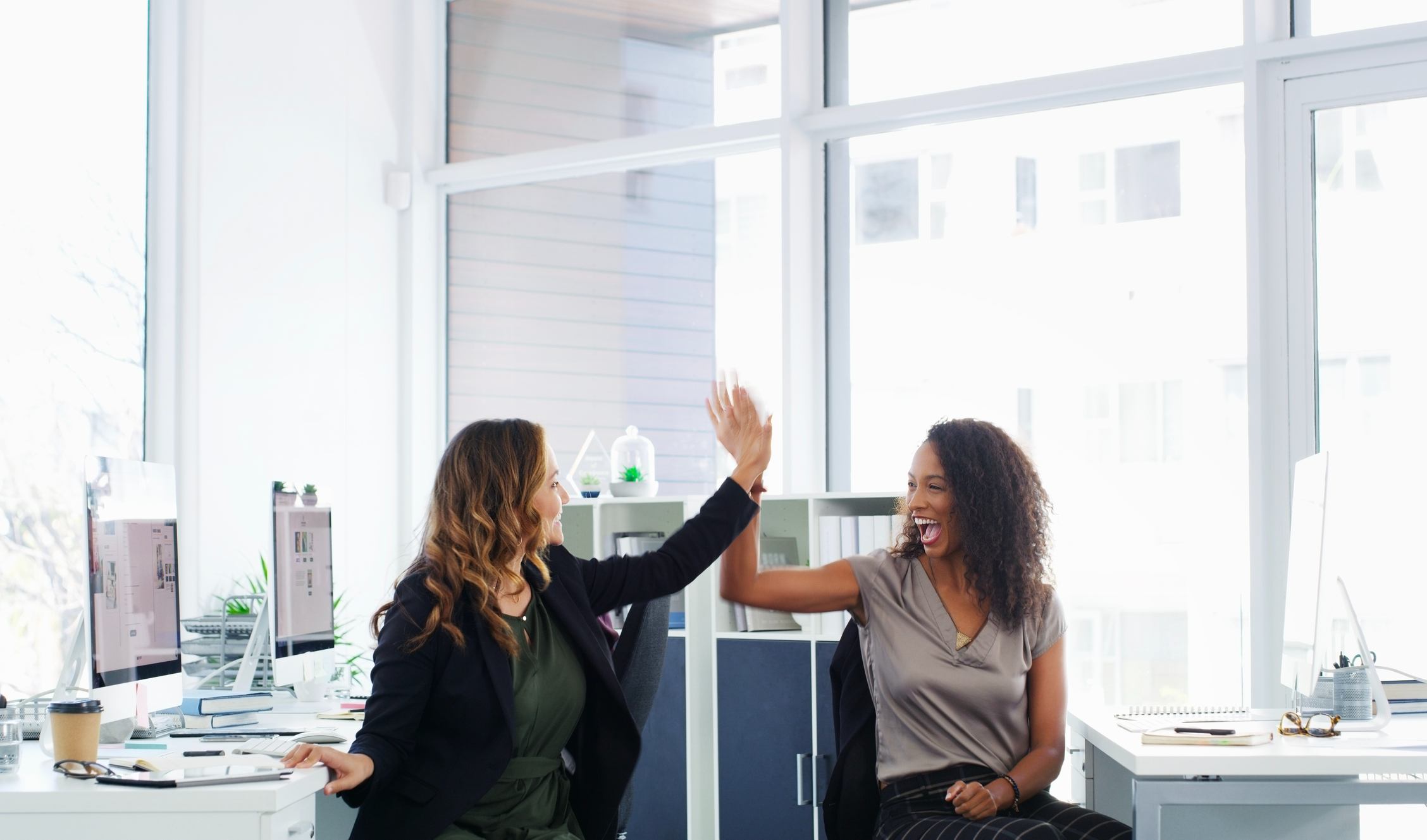 Two-motivated-coworkers-advantages-of-intrinsic-motivation