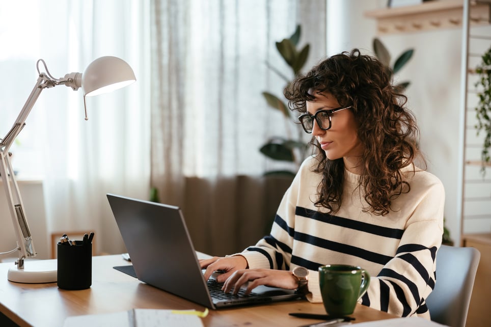 Woman-Typing-On-Laptop-how-to-cold-connect-on-Linkedin