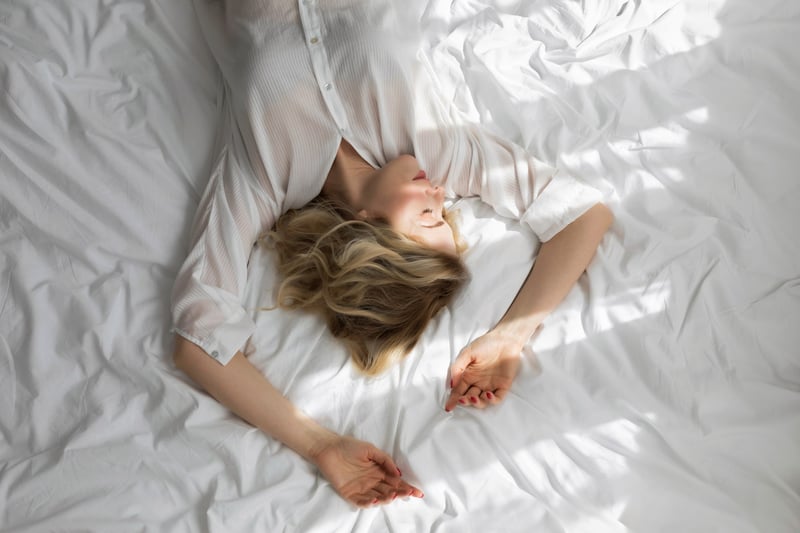 Woman-lying-in-bed-after-sleep-positive-thinking-benefits