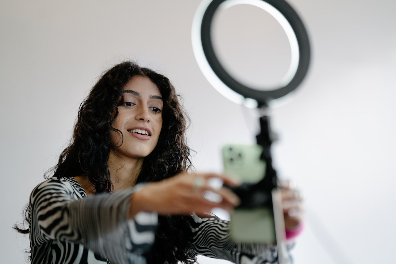 Woman-recording-herself-on-her-phone-with-ring-light-personal-brand-statement