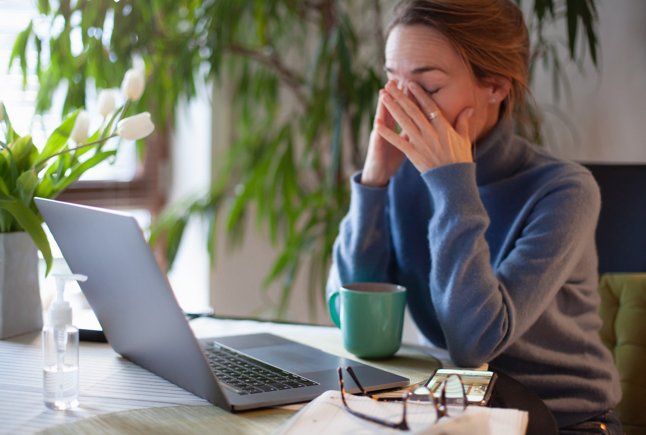 Woman-rubbing-her-eyes-in-front-of-laptop-effects-of-lack-of-focus