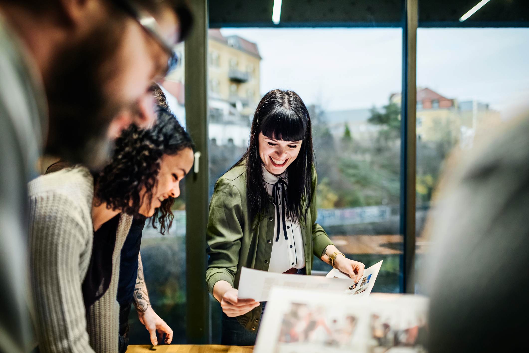 Young-casual-businesswomen——how-to-set-realistic-goals