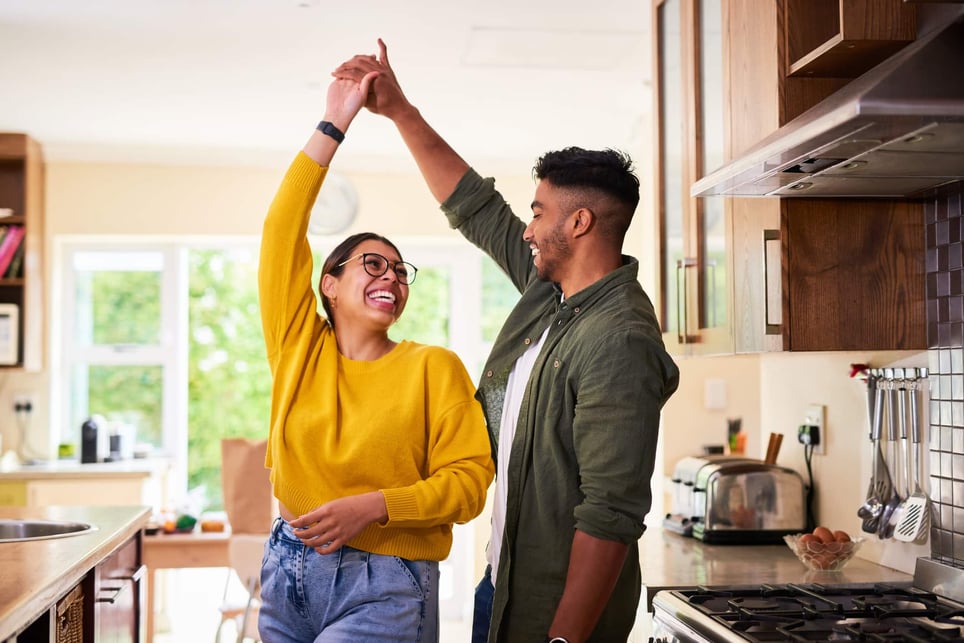 Young-couple-dancing-together-green-flags-in-relationships