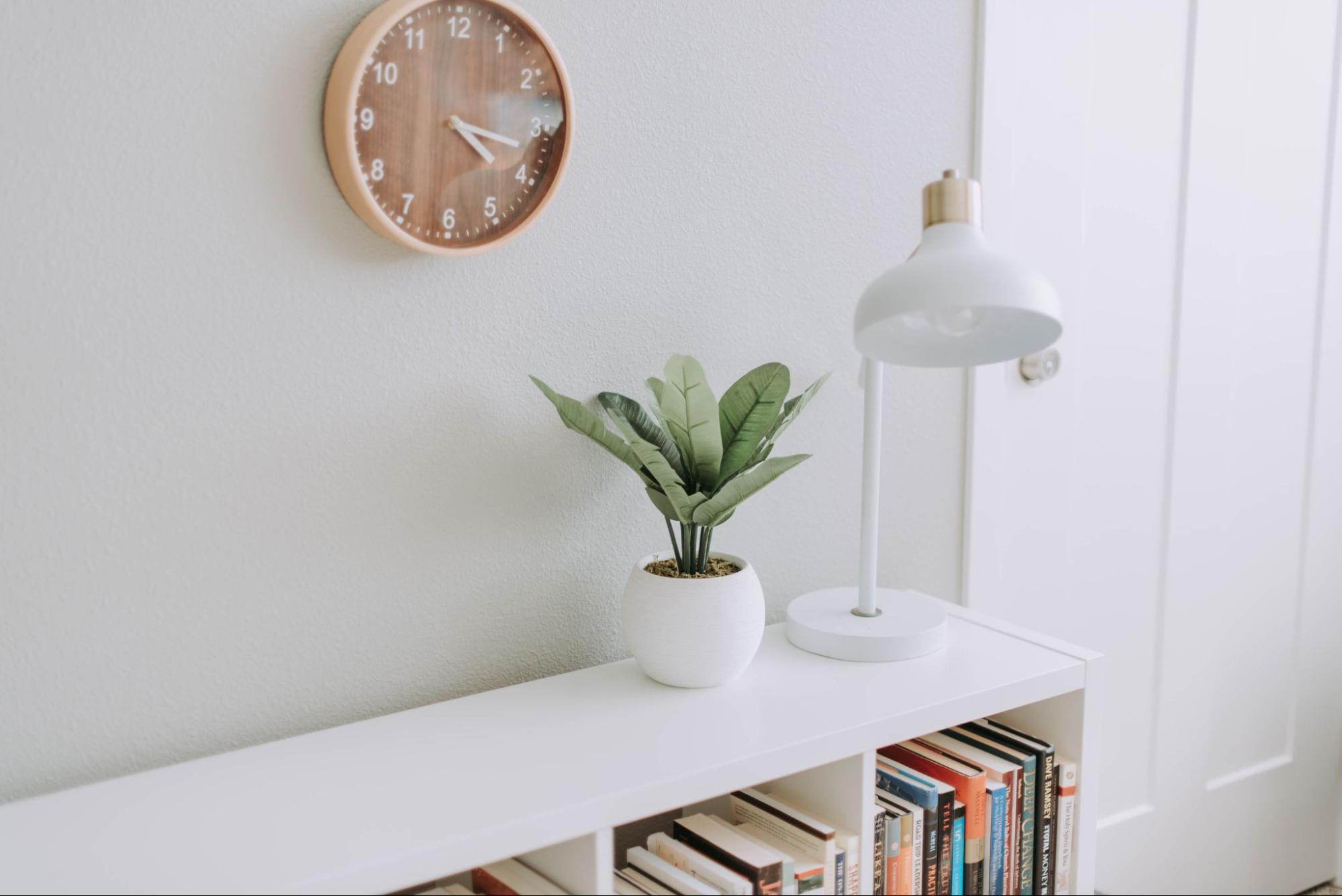 clean-and-light-room-with-plant-and-lamp-on-table-stress-management-techniques