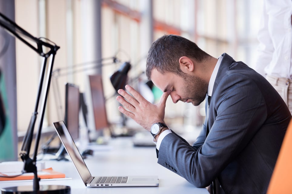 frustrated-young-business-man-working-in-office