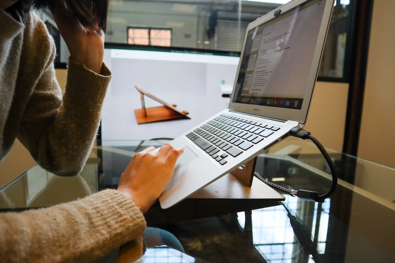 girl-in-office-typing-in-laptop