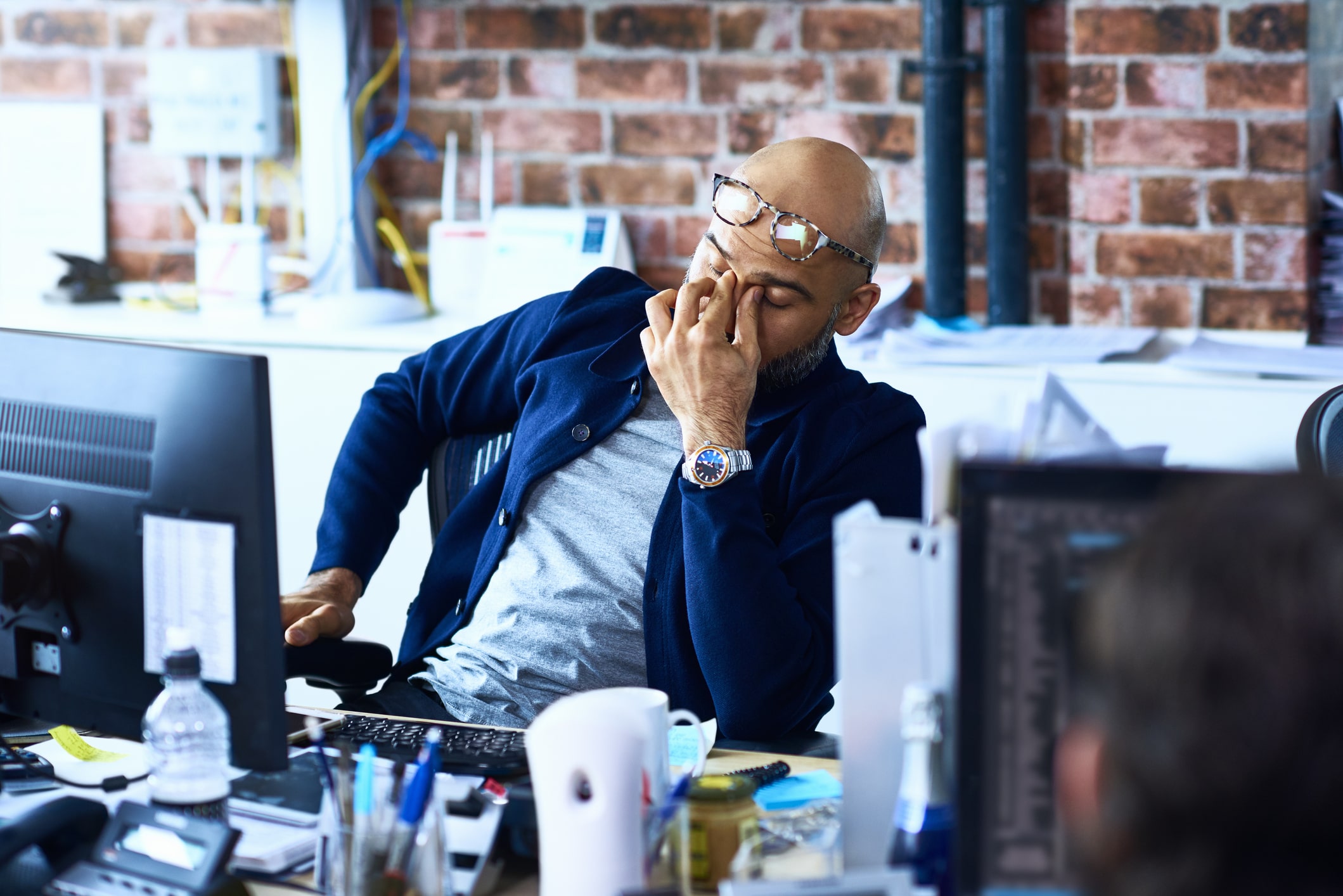 man-sitting-in-modern-office-difficulty-concentrating