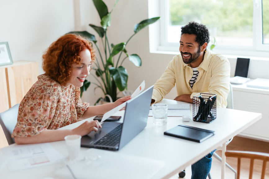 manager-with-motivated-employee-reward-power
