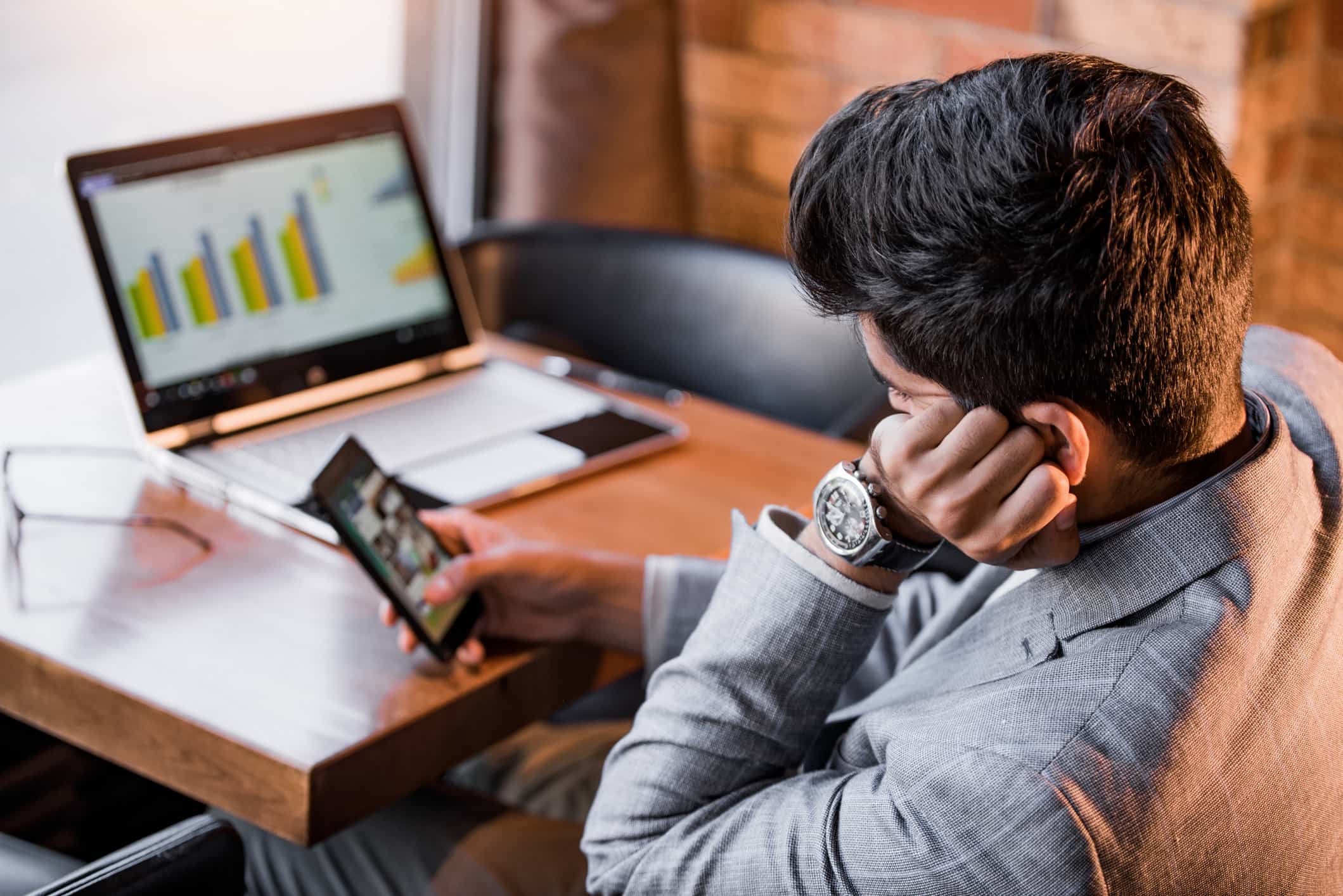men-looking-at-phone-cant-i-focus-on-anything