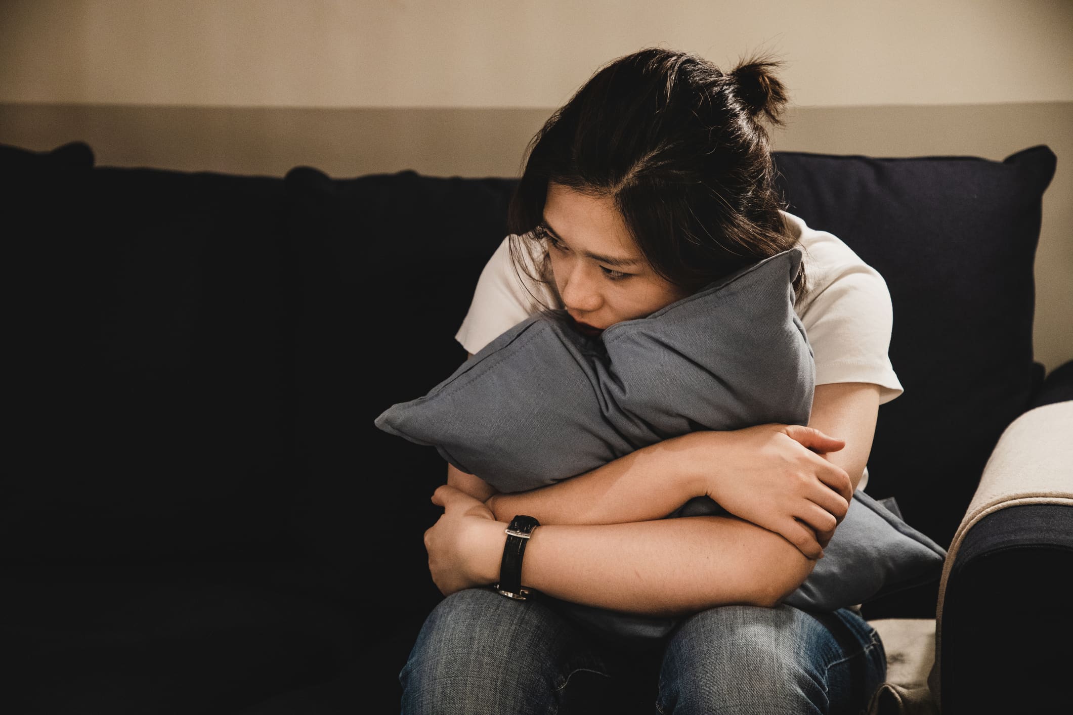sad-woman-sitting-on-sofa-how-to-be-emotionally-mature