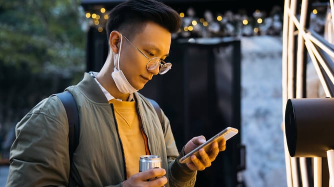 text-therapy-person-looks-at-phone