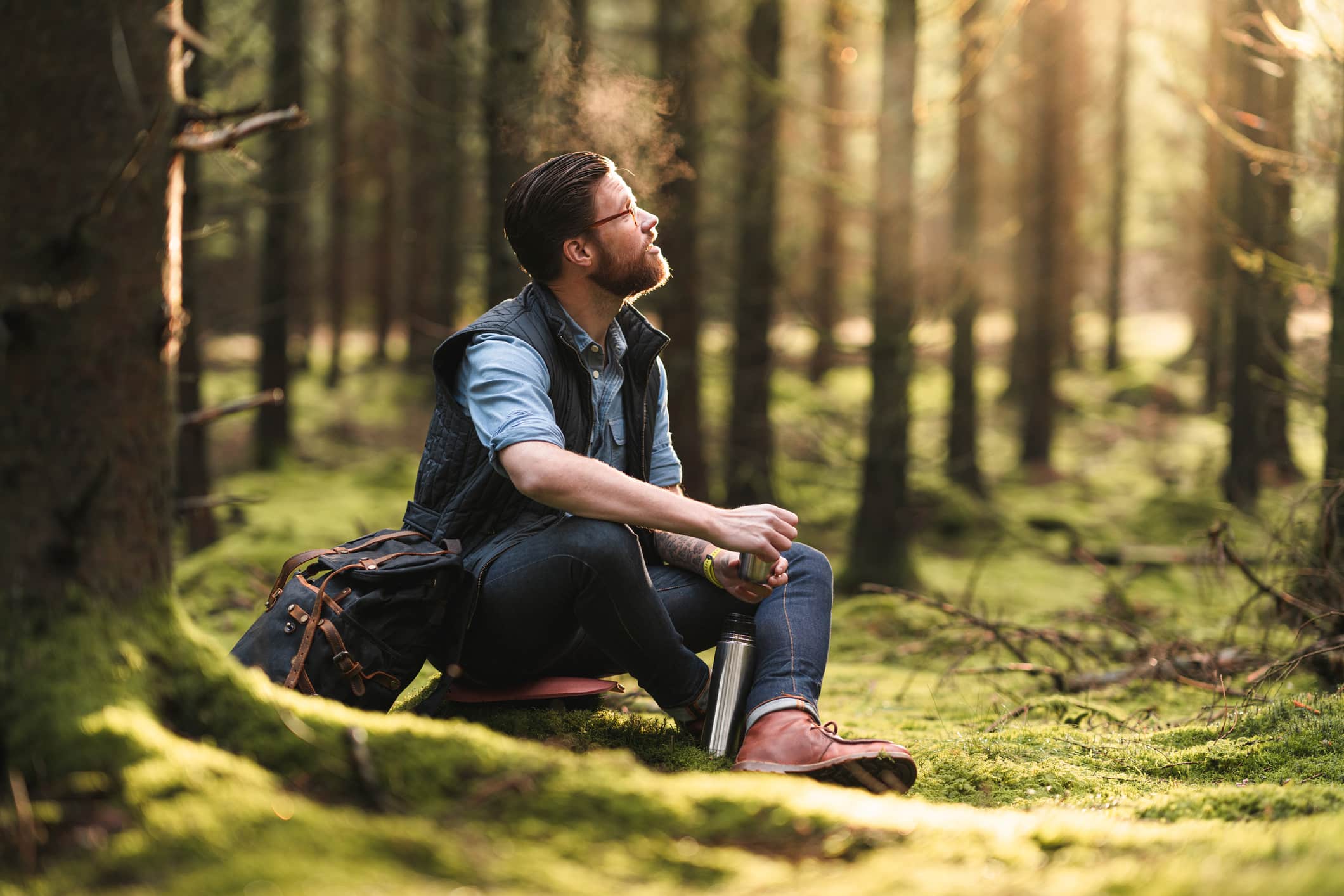 traveler-drinking-coffee-outside-habits-to-boost-concentration