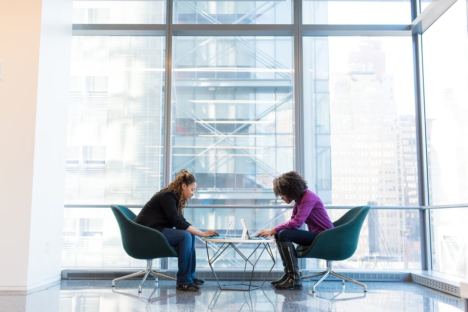 two-women-in-the-middle-of-a-negotiation-negotiation-tactics