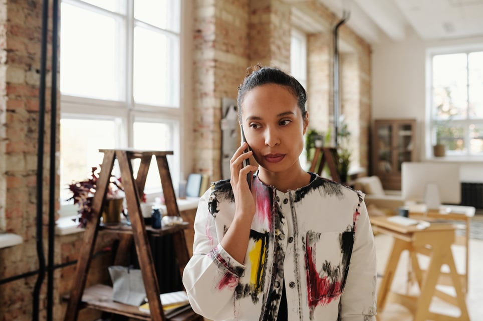 upset-woman-on-phone-gaslighting