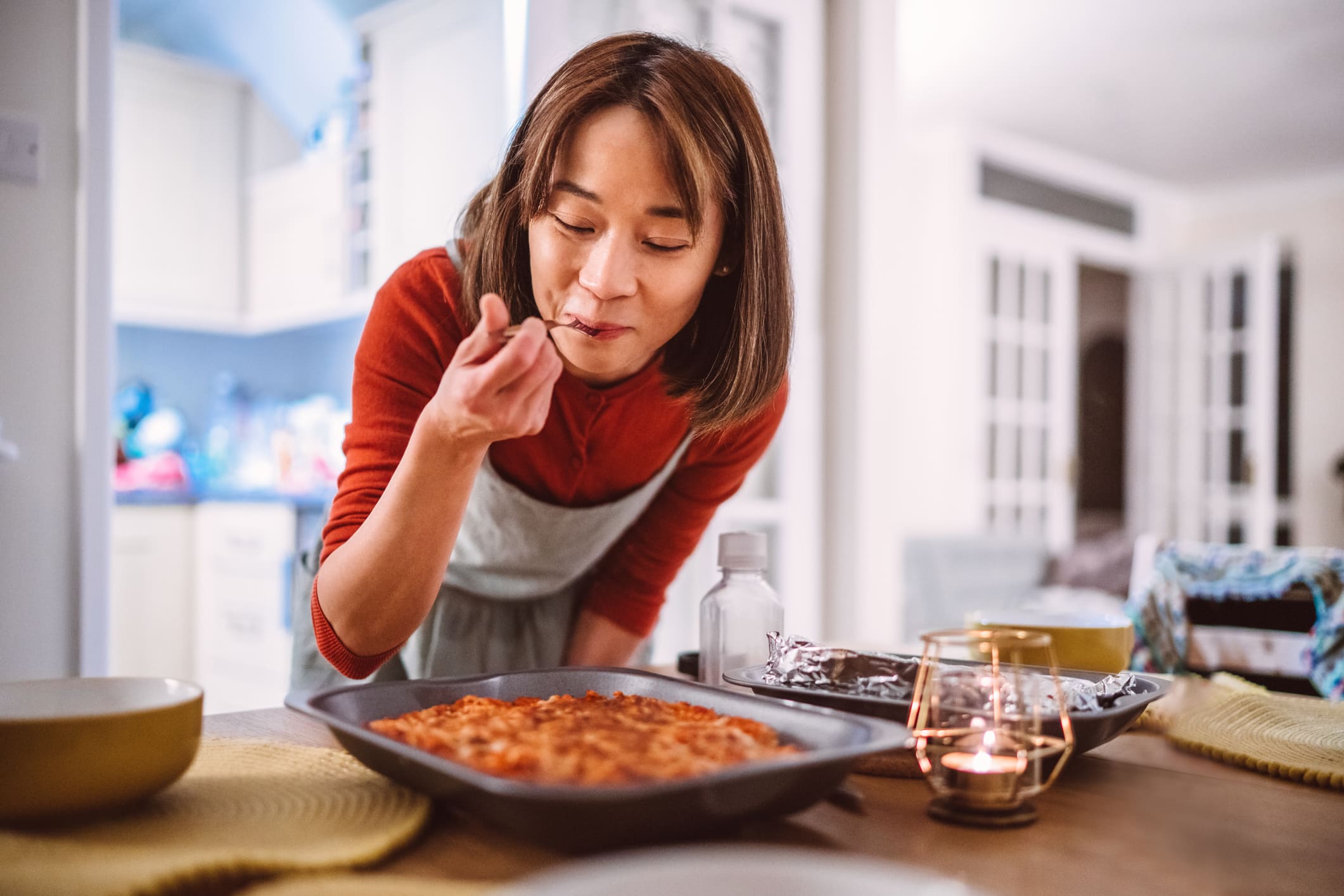 woman-eating-pasta-air-mindfulness-skills