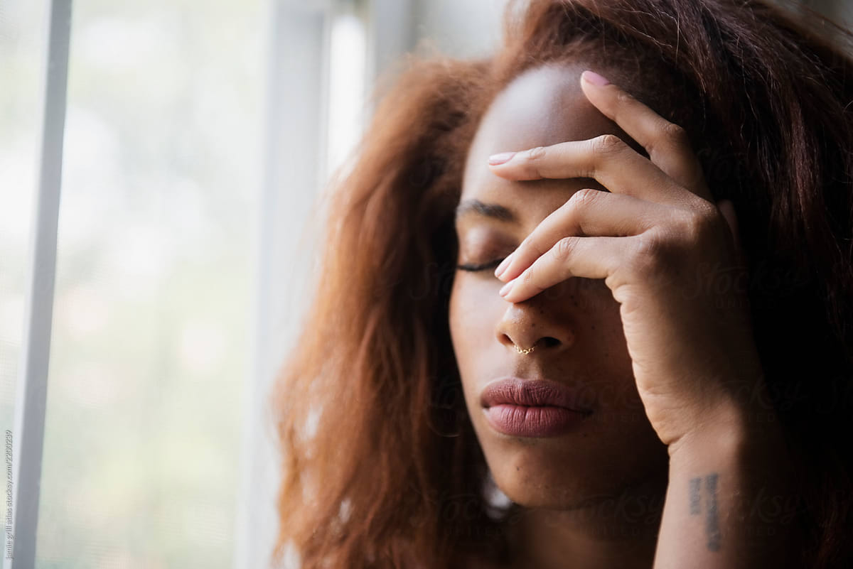 woman-holding-face-automatic-negative-thoughts