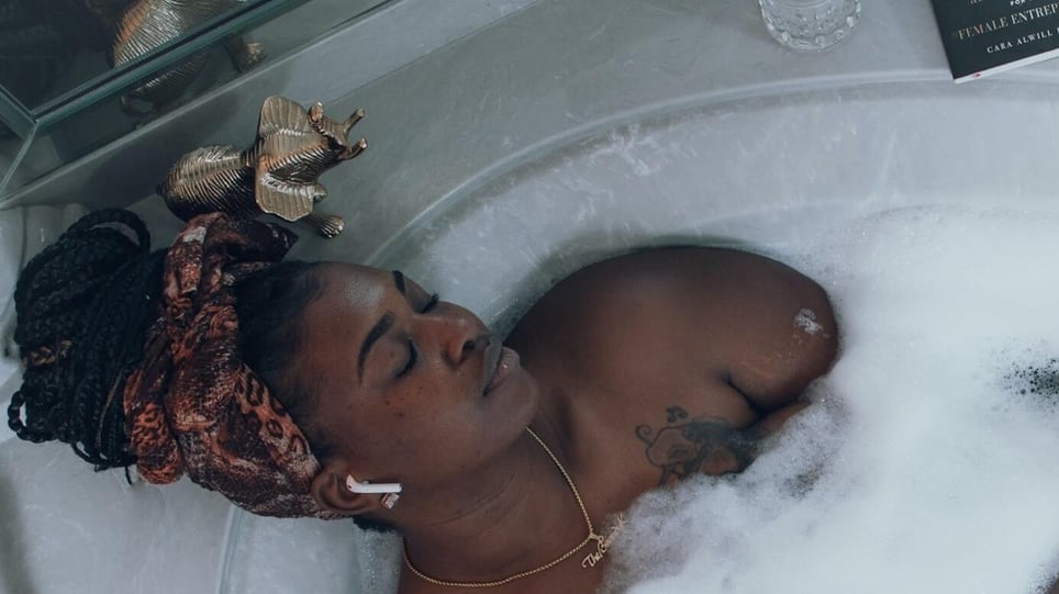 woman-relaxing-in-bath-how-to-take-care-of-yourself