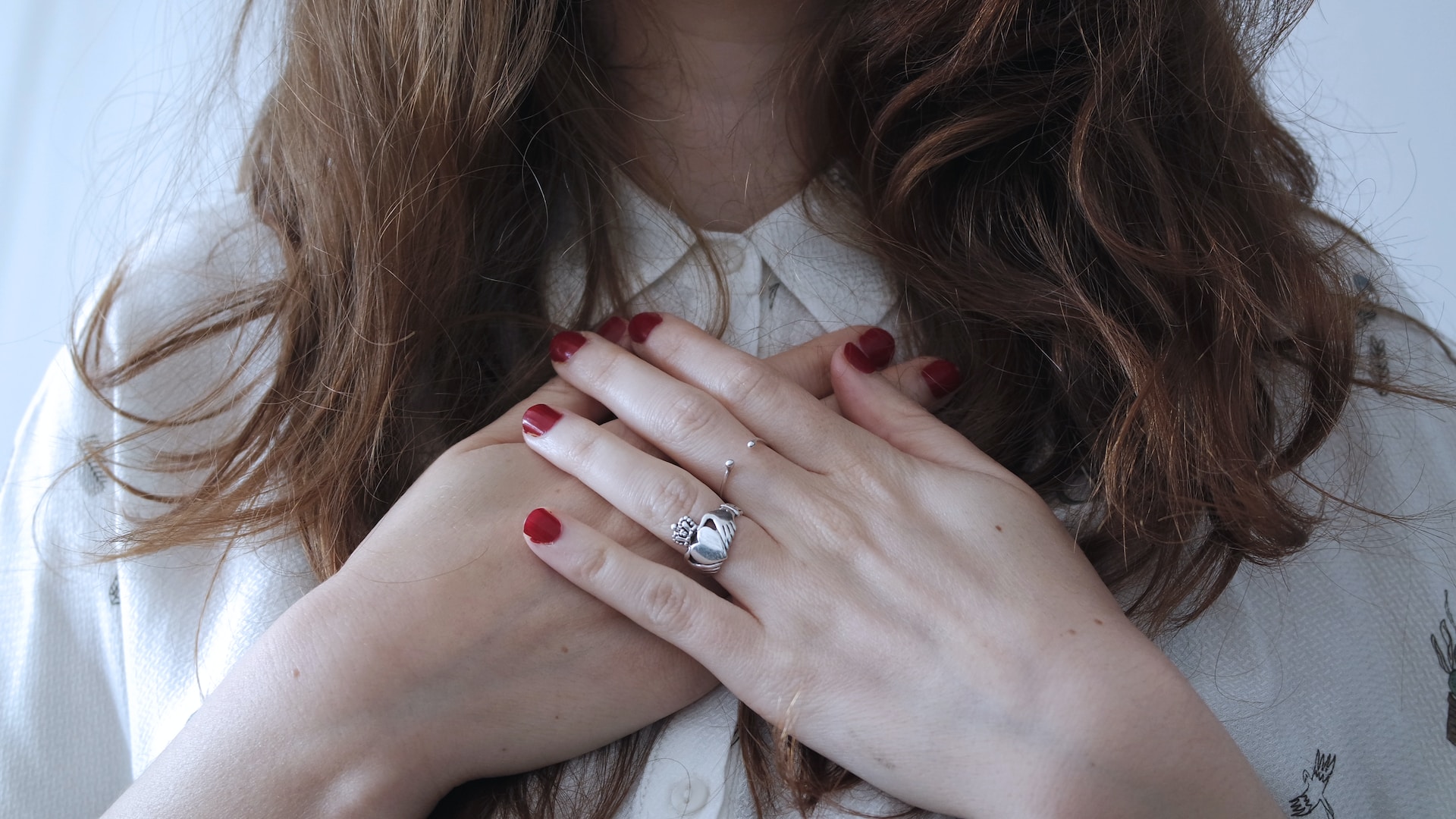 woman-with-her-hands-in-her-chest-self-discovery-questions