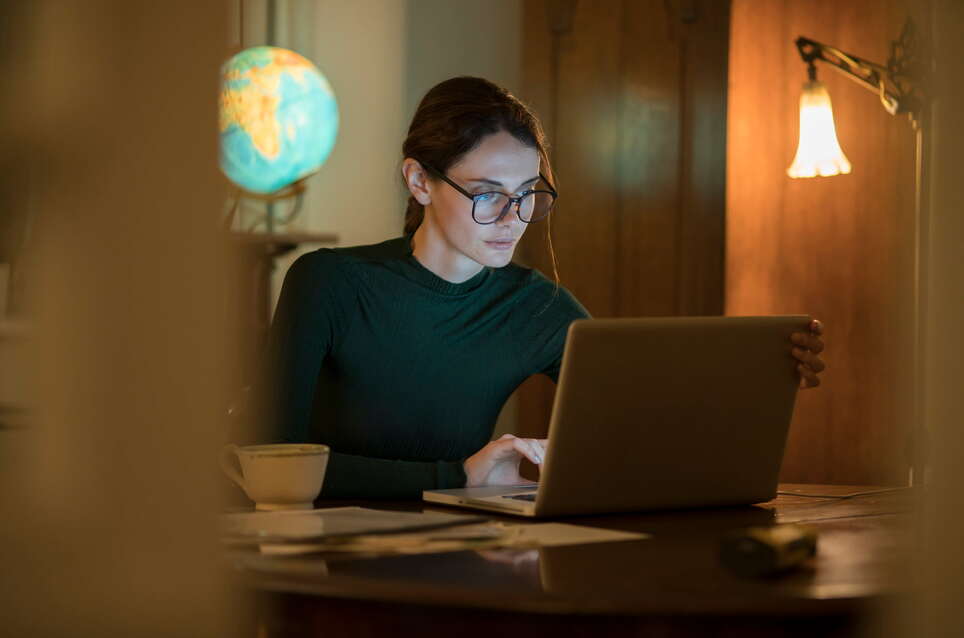 woman-writting-an-email-late-at-night-offer-acceptance-email