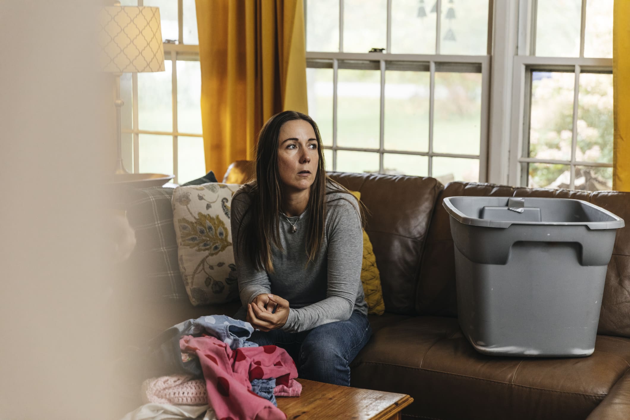 worried-woman-sitting-on-couch-stress-vs-anxiety