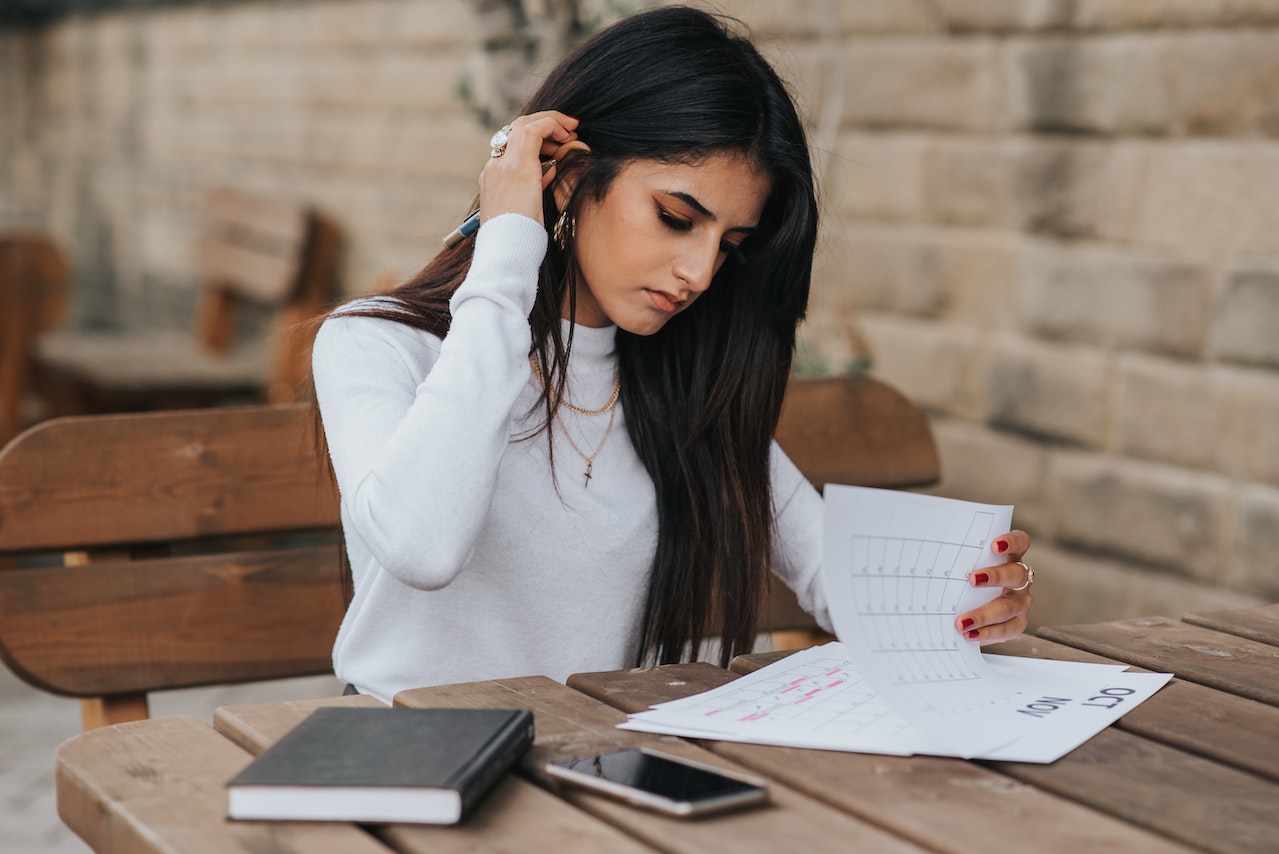young-woman-reading-a-calendar-life-goals